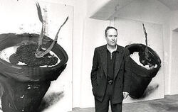 Dieter Krieg vor einem seiner Gemälde. Die Aufnahme entstand 1993 bei einer Ausstellung in der Städtischen Galerie Reutlingen. G