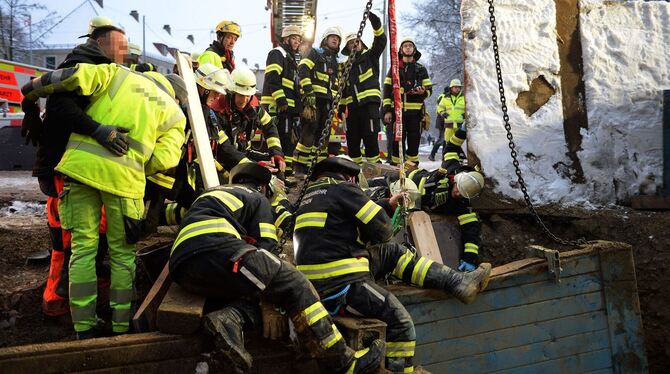 Bauarbeiter auf Baustelle verschüttet