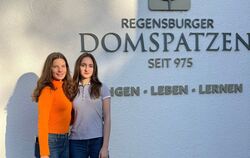 Evelin Miller aus Metzingen (links) und Darja Hacker aus Eningen treten am Sonntag erstmals mit dem Mädchenchor der Regensburger