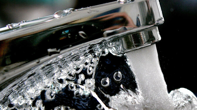 Das Gemeindewasserwerk muss künftig einen Teil seines Gewinnes abgeben.  FOTO: AP PHOTO/MICHAEL PROBST