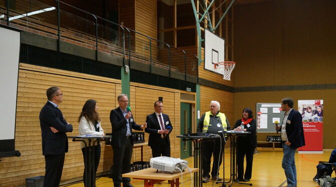 Moderiert von Jakob Lenz beantworteten die Vertreter der betroffenen Parteien Fragen aus dem Publikum.  FOTO: WURSTER