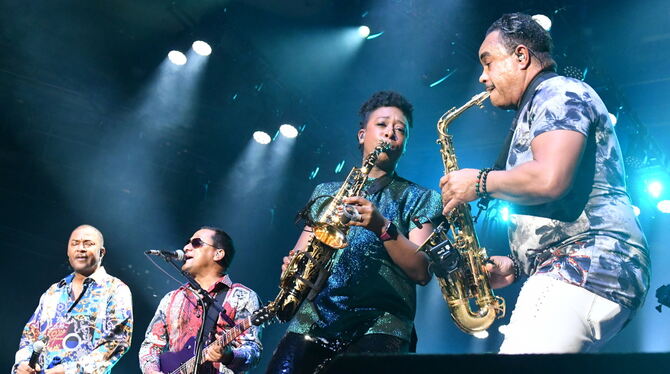 YolanDa Brown im Duell mit dem Saxofonisten von Kool & The Gang. FOTOS: MEYER YolanDa Brown im Duell mit dem Saxofonisten von Kool & The Gang. FOTOS: MEYER