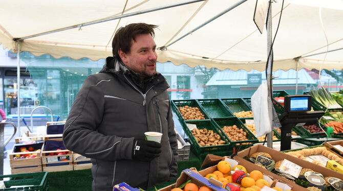 An seinem Reutlinger Marktstand hat Beschicker Alexander Bunzel auch echte Mandarinen im Angebot.  FOTOS: ZENKE