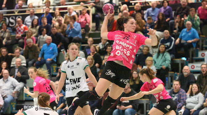 TuS-Kreisläuferin Svenja Hübner steuert zwei Tore zum deutlichen Sieg über den VfL Oldenburg bei. Foto: T.Baur/Eibner