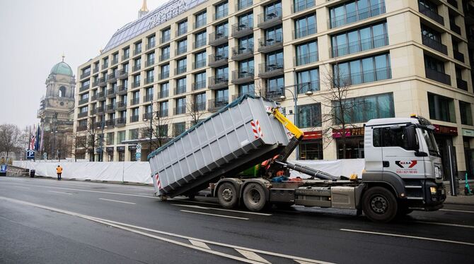 Aufräumen am geplatztem Berliner Groß-Aquarium