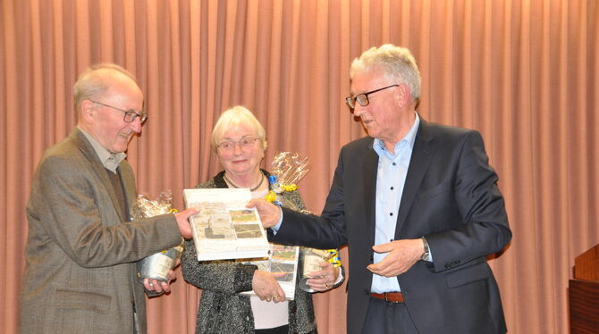 Das neue Gomadingen-Buch ist nach langer Recherche fertig (von links): Professor Dr. Rainer Loose, Christa Vöhringer-Glück, Bürg