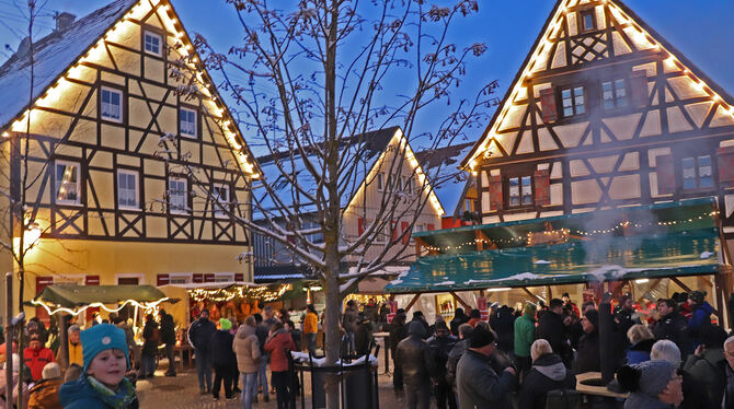 In Hayingen lockte der Weihnachtszauber trotz eisiger Temperaturen viele Besucher an.  FOTO: BLOCHING