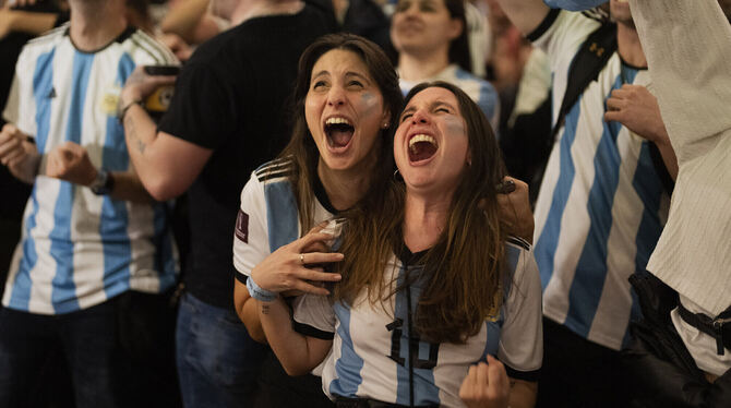 Das lange Warten hat endlich ein Ende: Argentinische Fans feiern den dritten WM-Titel ihrer Fußballer nach 1978 und 1986.  FOTO: