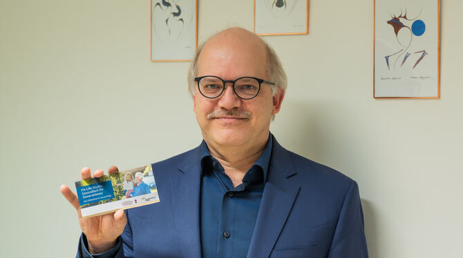Dr. Norbert Schmitz, Professor am Institut für Gesundheitswissenschaften am Uniklinikum Tübingen, mit dem Flyer für die Mehrgene