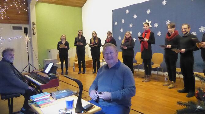 Lustiges, Lächerliches, Besinnliches aber auch satirisch Böses gab es bei  der musikalischen Lesung »Weihnacht’ lacht« in der Ka