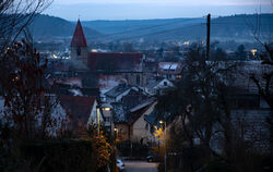 »Blaue Stunde« in Hirschau: Das Dorf hat seit einem Jahr auf Licht nach Bedarf umgerüstet.  FOTOS: GISEL