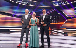 Sieger mit Trophäen: (von links) Peter Fischer, der die Fußballer von Eintracht Frankfurt vertritt, sowie die Europameister Gina