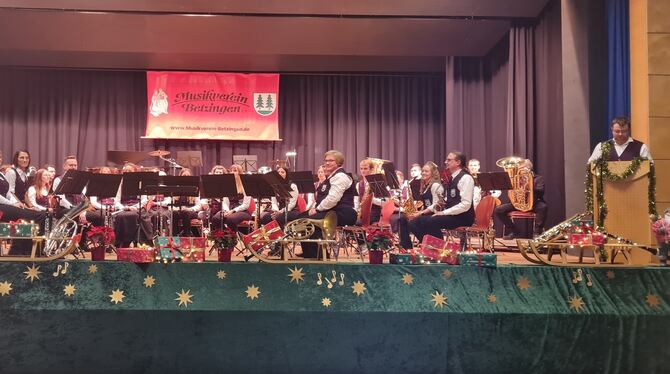 Die drei Orchester des Musikvereins Betzingen spielten Klassiker und Filmmusik.  FOTO: FREU
