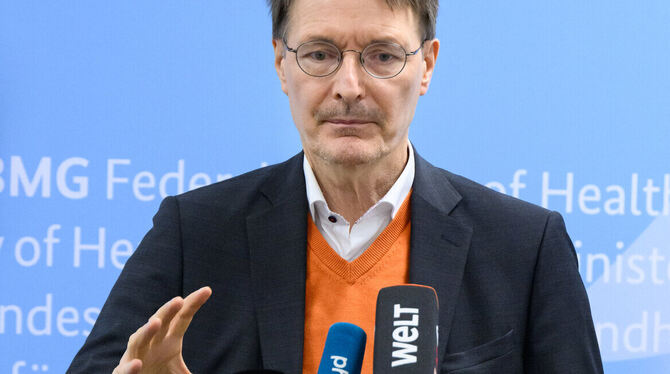 Gesundheitsminister Karl Lauterbach (SPD) erklärt, wie er Lieferengpässe bei Medikamenten beseitigen will.  FOTO: JUTRCZENKA/DPA