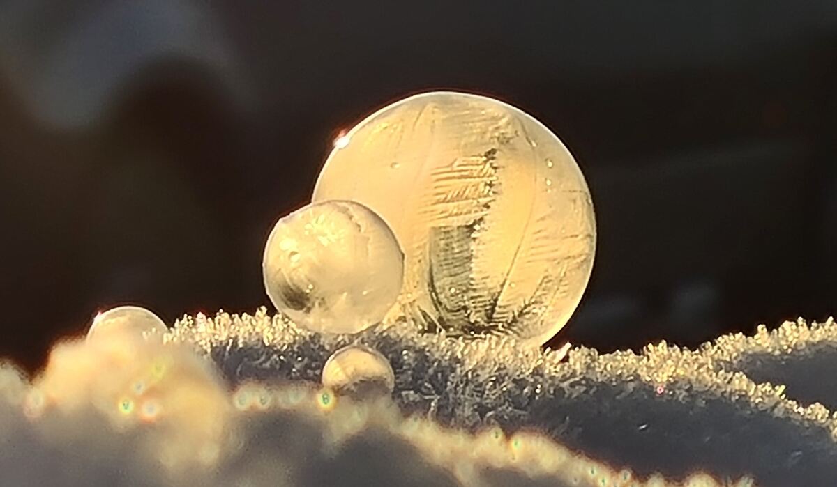 5 Seifenblasen im Eismantel