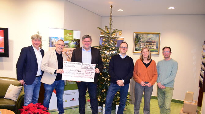 Eine 2 000-Euro-Spende fürs Biosphärengebiet: Im Bild (von links) Achim Nagel (Leiter der Geschäftsstelle des Biosphärengebiets)