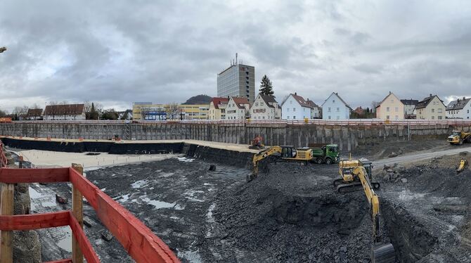 Die fertige Baugrube des neuen Landratsamtes ist aktuell das wahrscheinlich größte Loch im Reutlinger Untergrund.  FOTOS: ZENKE
