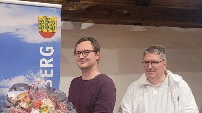Grafenberg hat einen neuen Hausarzt: Clemens Reiser nimmt den Blumenstrauß entgegen. Daneben steht der Allgemeinmediziner Markus