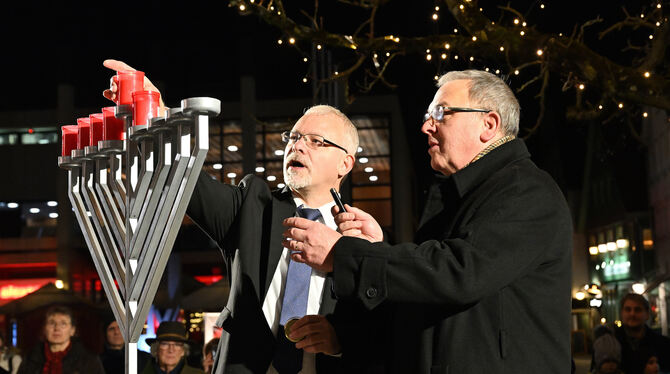 Rabbiner Mark Mordechai Pavlovsky (links) und Oberbürgermeister Thomas Keck entzündeten gemeinsam die Lichter beim ersten Chanuk