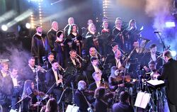 Der Chor in Zauberer-Kutten: Die ukrainische Philharmonie Chmelnyzkyj spielt Musik aus Harry-Potter-Soundtracks.  FOTO: KNAUER