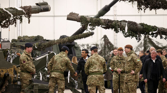 Rishi Sunak (Mitte), Premierminister von Großbritannien, zu Besuch bei Nato-Truppen in Estland. An der Nato-Ostflanke arbeiten G