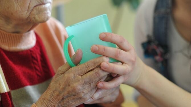 Die richtigen Handgriffe, etwa bei der Unterstützung beim Trinken, müssen sitzen. Daneben können Angehörige ihren pflegebedürfti