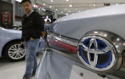 VW muss sich noch gedulden: Der Rivale Toyota war auch 2014 der weltgrößter Autobauer. Foto: Kimimasa Mayama