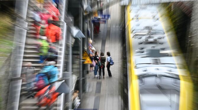 Zugreisende am Bahnhof Zugreisende am Bahnhof