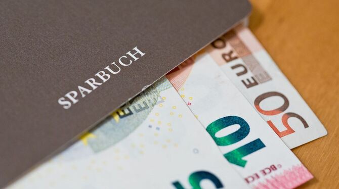 Sparbuch und Bargeld