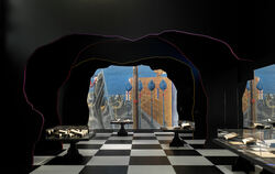 Blick in die Ausstellung »SurréAlice« im Musée d’Art moderne et contemporain. Der Schachbrettboden greift auf, dass der zweite B