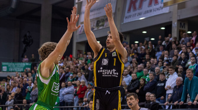 Zac Seljaas (rechts) drückt ab und verwandelt bei den Römerstein Gladiators in Trier einen seiner drei Dreier bei sieben Versuch