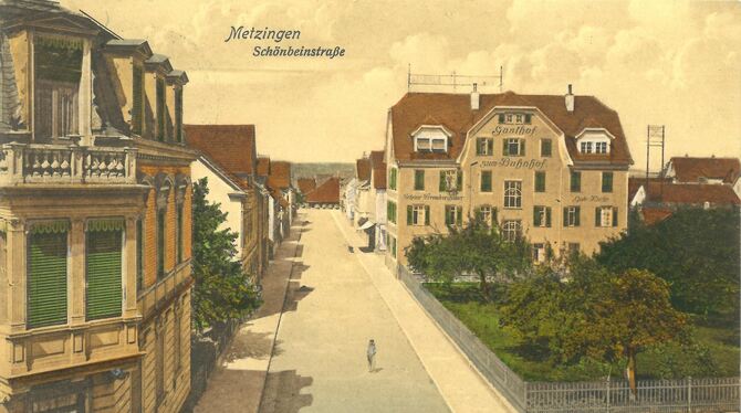 Die Äußere Bahnhofstraße wurde 1875 nach dem in Metzingen geborenen Chemiker Christian Friedrich Schönbein benannt. Das Haus am