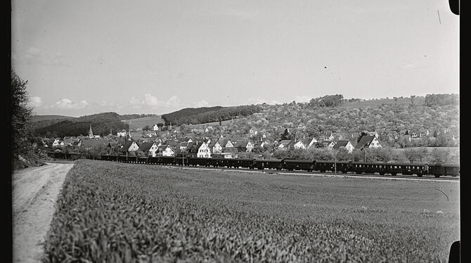 An welcher Ortschaft rollte dieser Zug in den 1920er-Jahren vorbei?