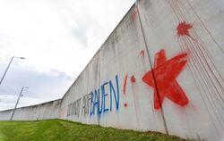 Gesprühte Parolen auf Gefängnismauer in Offenburg