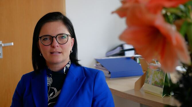 Anja Sauer ist mit Leib und Seele im Amt der Bürgermeisterin in Römerstein angekommen – und sie hat noch viel vor.  FOTO: LEISTE