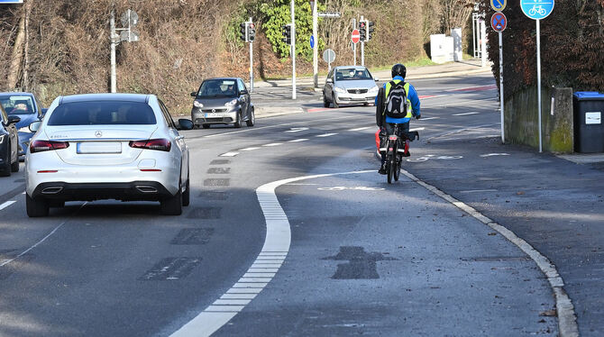 Hoffentlich kommt kein Fußgänger entgegen: Ein Radfahrer fädelt sich nach der Benutzung des Radfahrstreifens wieder auf den Gehs