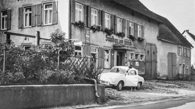Blick in Annerose Vesenmaiers Fotoalbum: Der Gasthof Hirsch in Genkingen um circa 1950.  FOTOS: PRIVAT