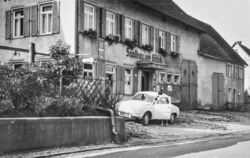Blick in Annerose Vesenmaiers Fotoalbum: Der Gasthof Hirsch in Genkingen um circa 1950.  FOTOS: PRIVAT 