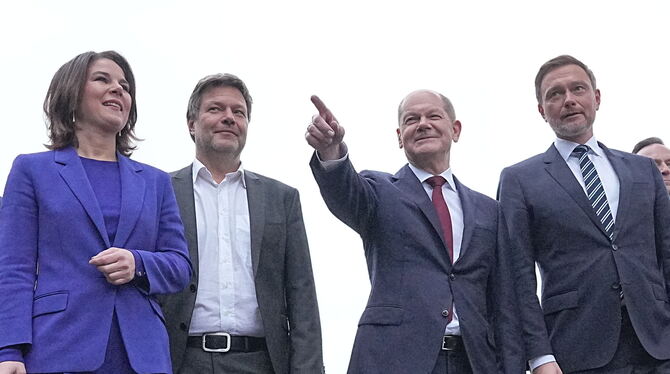 Die Ampel in Aufbruchsstimmung (von links): Außenministerin Annalena Baerbock, Wirtschaftsminister Robert Habeck (beide Grüne),