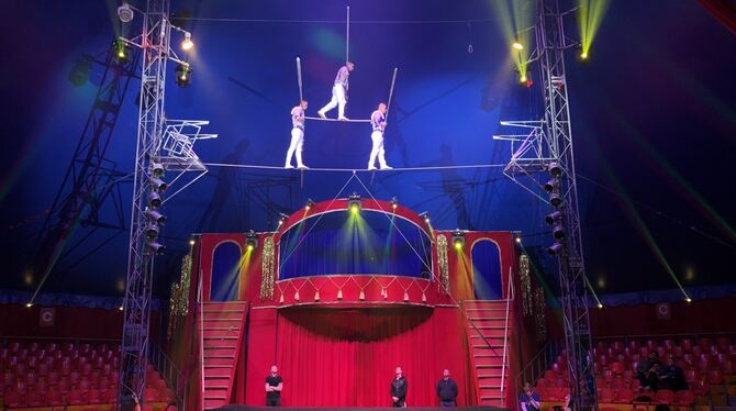 Eine Aufnahme aus der Weihnachtszirkus-Probezeit: »The Robles« proben auf dem Hochseil. Bei der GEA-Benefizgala am 24. Dezember