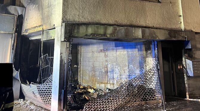 Zu diesem Gebäude in der Reutlingen Innenstadt musste die Feuerwehr kurz nach Mitternacht ausrücken. Ein Abfalllager war in Bran