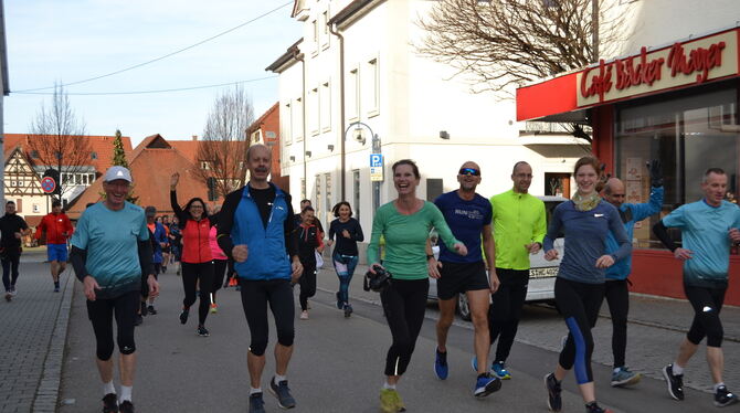 Laufen mit Spaßgarantie: Die Läuferinnen und Läufer in der Metzinger Schönbeinstraße.  FOTO: RUOF