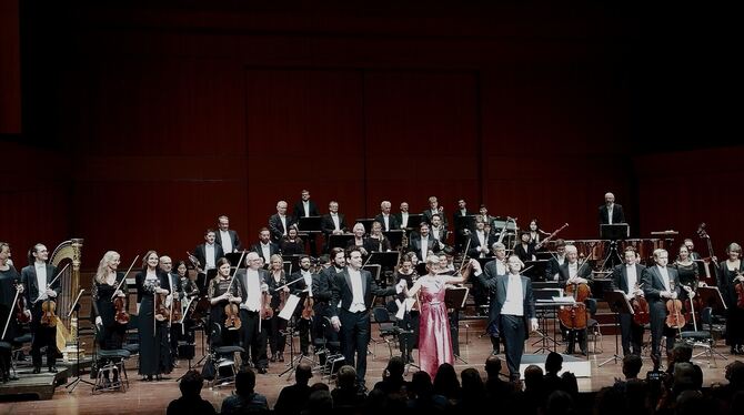 Dirigent Andrea Sanguineti (vorn rechts), die Solisten Susanne Langbein und Sebastian Seitz und das Orchester beim Schlussapplau