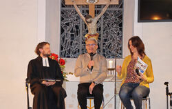 Bürgermeister Jochen Zeller  (Mitte) ist von Pfarrer Stefan Mergen-thaler und Kirchengemeinderätin Silke Werz im Gottesdienst zu