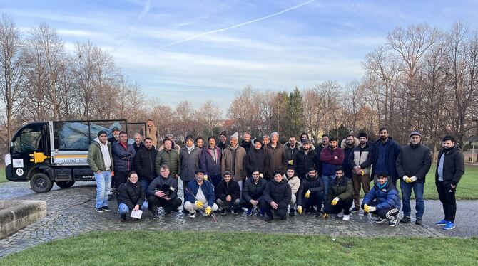 Die Mitglieder der Reutlinger Ahmadiyya-Gemeinde halfen fleißig beim Säubern Reutlinger Parkanlagen.
