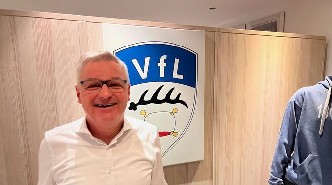 Sven Schauenburg in der Geschäftsstelle des VfL Pfullingen.  FOTO: SAUTTER