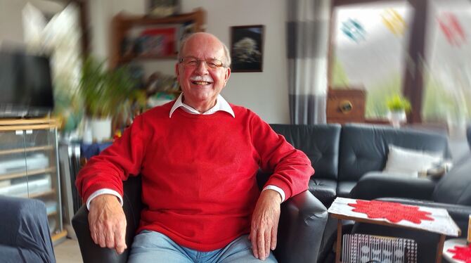 Zufrieden und ein bisschen stolz:  Kurt Linhart aus Bad Urach hat  150 Mal Blut  gespendet. FOTOS: FINK