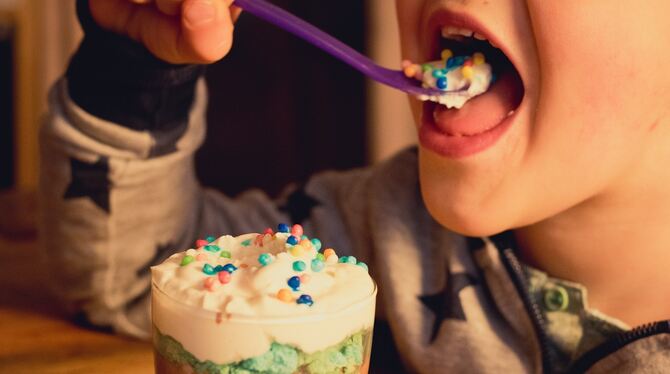 Kinder essen häufig zu viele Süßigkeiten und bewegen sich zu wenig.  FOTO: PR