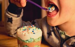 Kinder essen häufig zu viele Süßigkeiten und bewegen sich zu wenig.  FOTO: PR