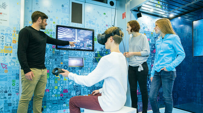 Mittels VR-Brille in einer virtuellen Lagerhalle Teile für einen Motorblock suchen: auch das ist möglich im Erlebnis-Lern-Truck